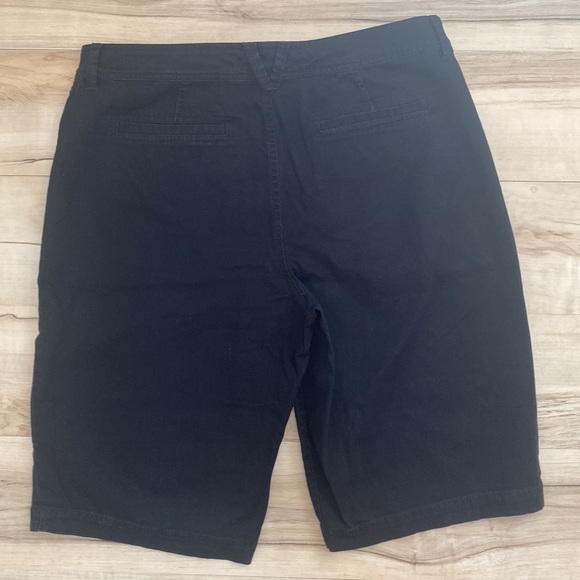 Gloria Vanderbilt Black Bermuda Shorts size 12. - Picture 6 of 8
